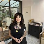 Estilista profesional con más de 10 años de experiencia, especialista en color y técnicas de decoloración, mechas, alisados.. etc